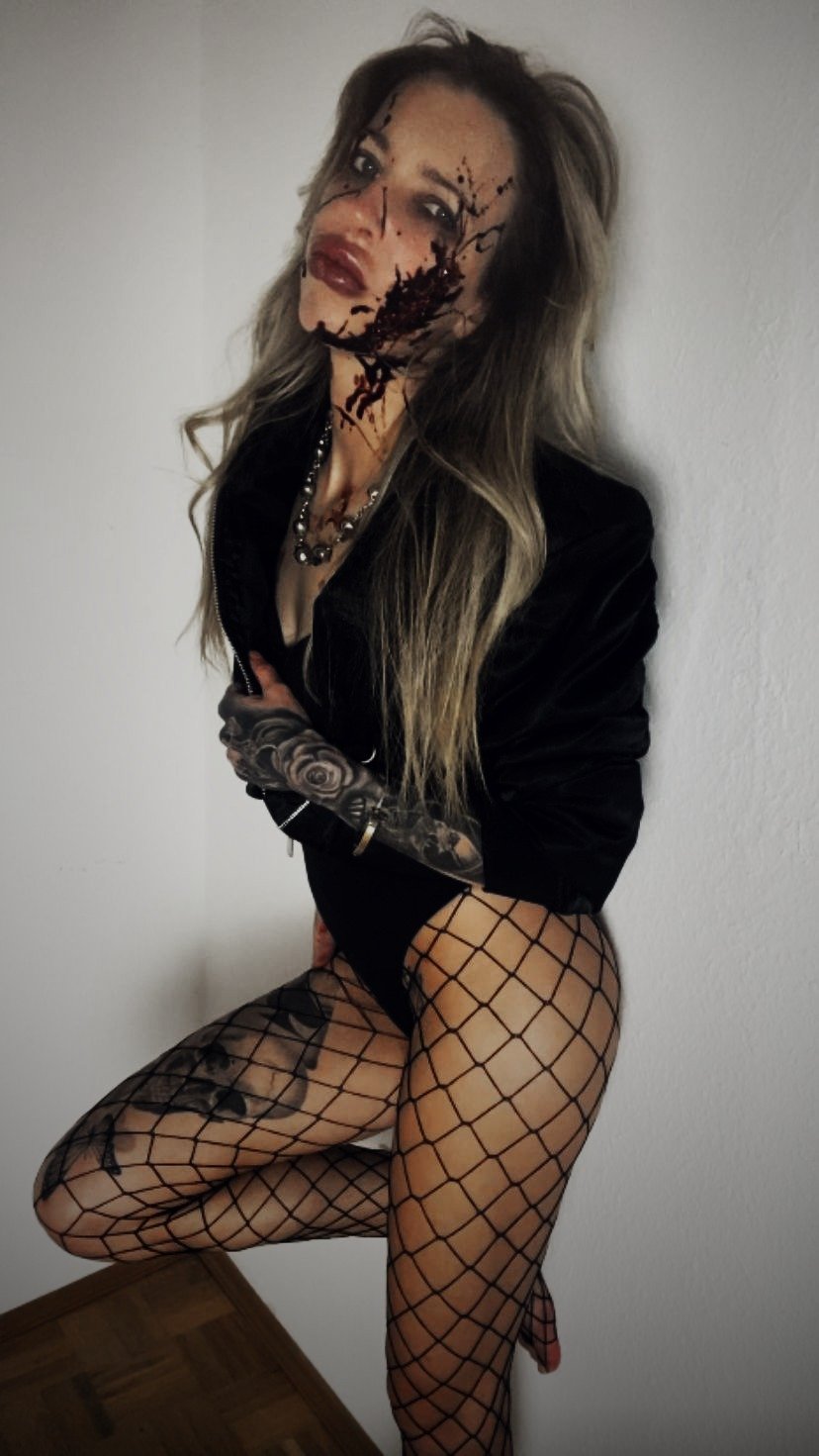 Mia Engel im Halloween-Look